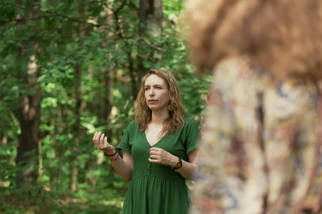 Arbatvakaris gamtoje: patyriminė miško edukacija su Mila Monk